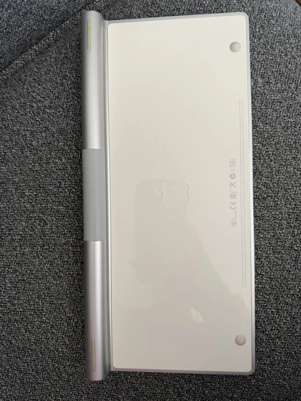 Apple Bluetooth Keyboard - Slim Design A1314